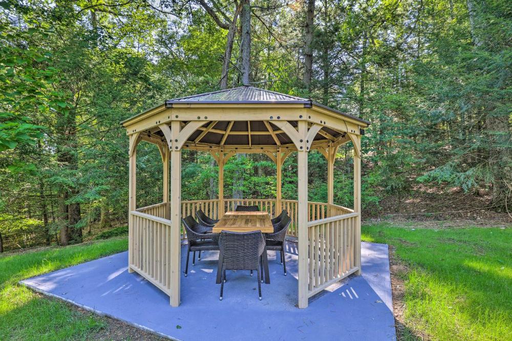 Hot Tub and Yard Stroudsburg Home in Poconos